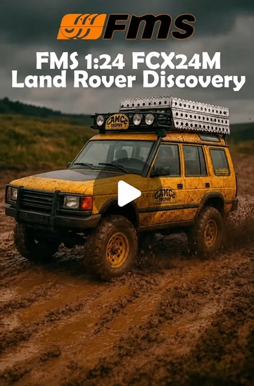 FMS Land Rover Discovery 1:24 avanzando sobre barro